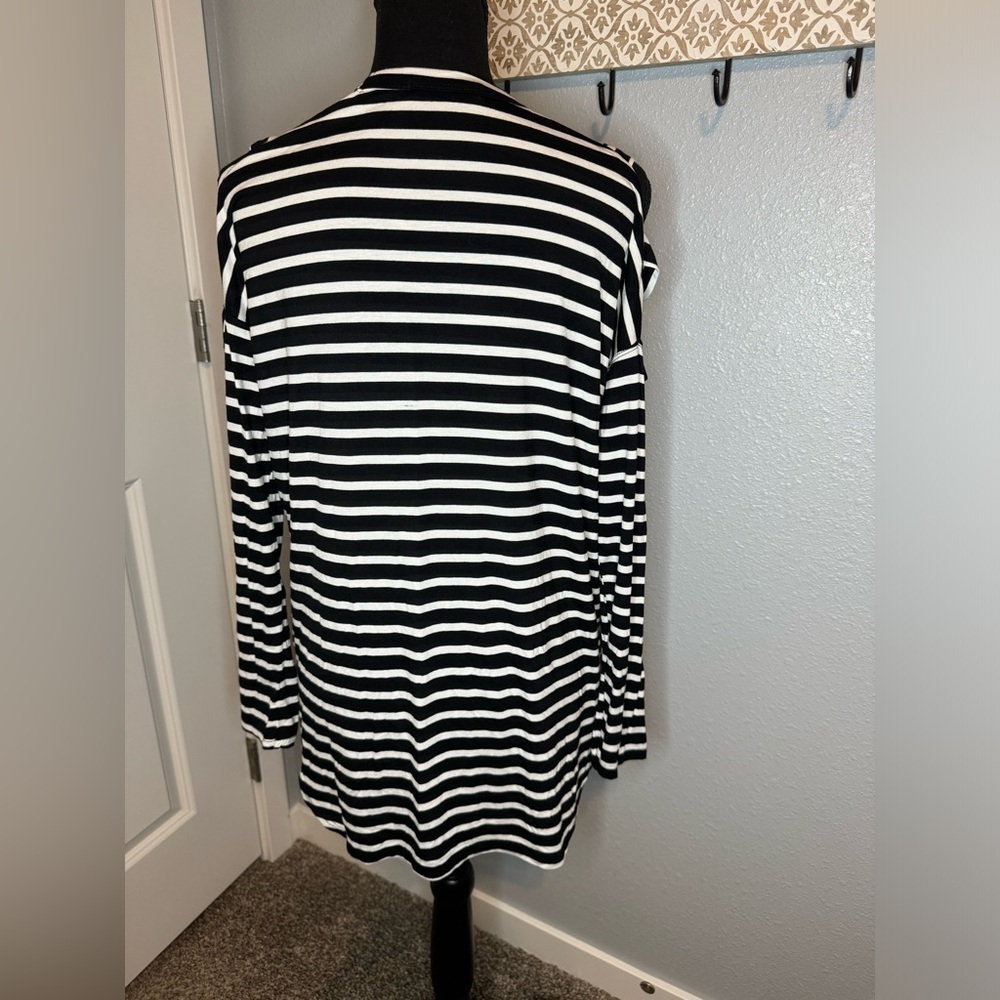 Cherish Women’s Long Sleeve Cold Shoulder Top Sz S NWOT - Picture 3 of 9